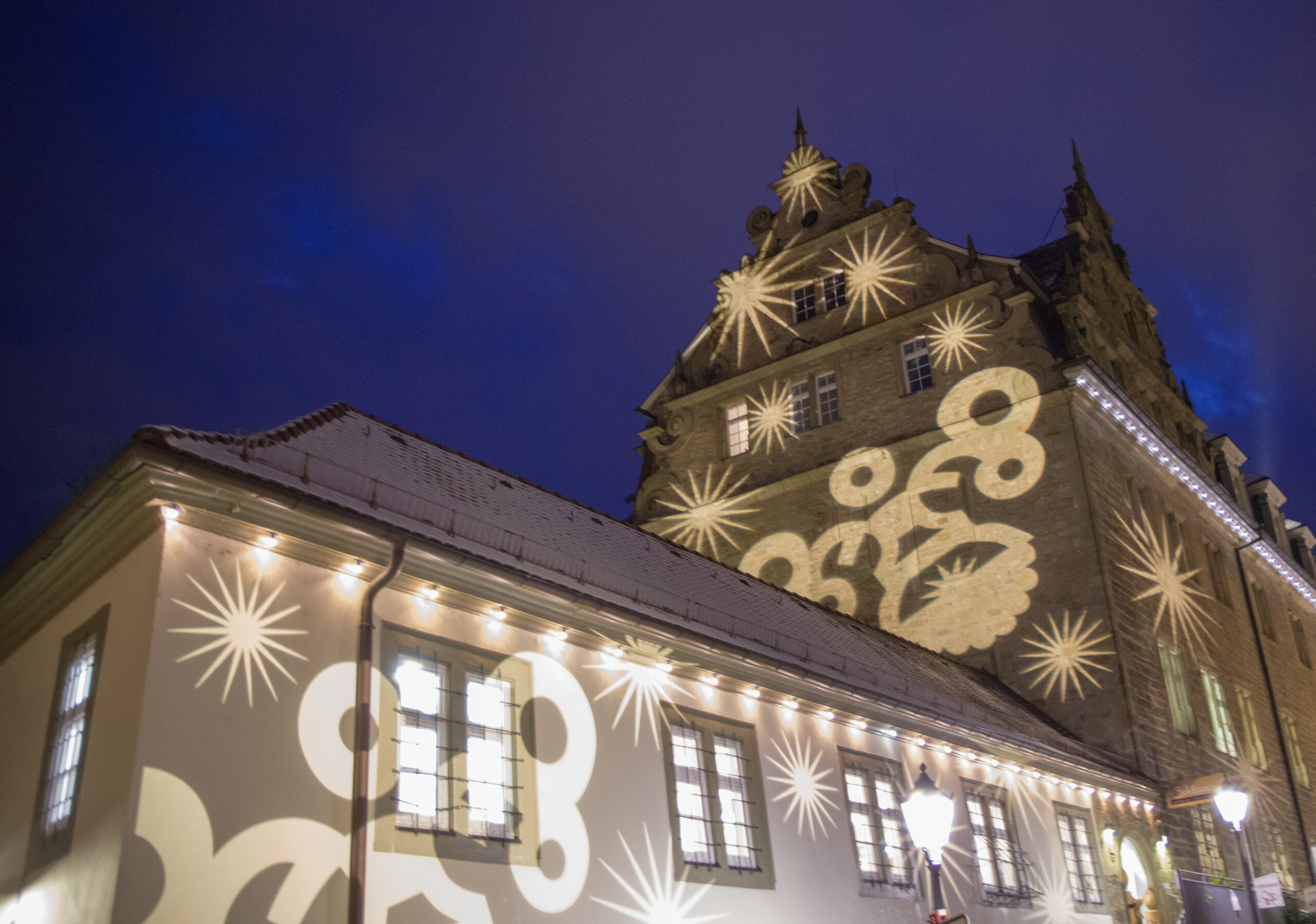 Weihnachten-Oehringen-Ostfluegel-Schloss Weihnachtliche Illumination des Öhringer Rathauses
